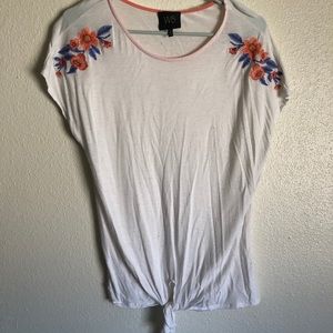 Embroidered Hem-Knot Loose-fitting Tee